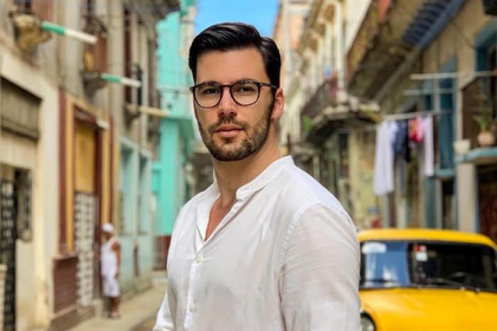 Мошенники украли личность ведущего и обманули сотни женщин