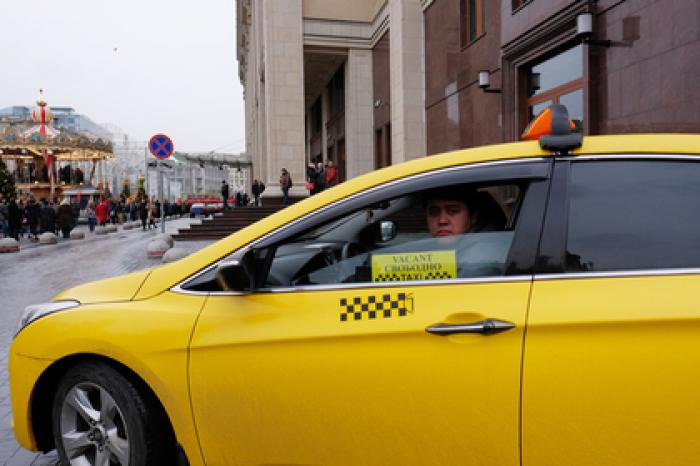 Московский таксист украл у пассажира 55 тысяч рублей