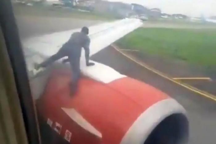 Мужчина забрался на крыло самолета перед взлетом и попал на видео