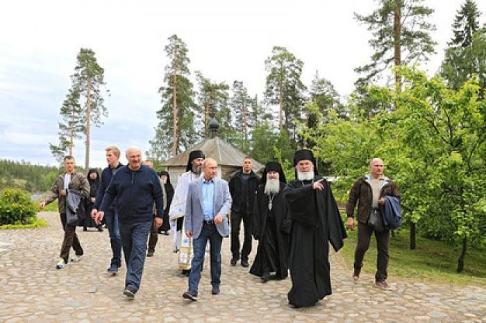 Названа стоимость кроссовок Путина