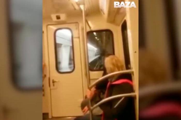 Несколько вагонов на ходу отцепились от поезда в московском метро