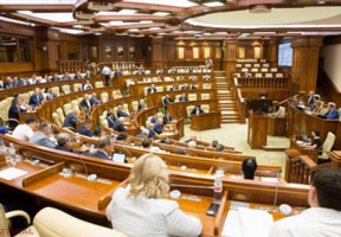 ПАРЛАМЕНТ УХОДИТ НА КАНИКУЛЫ, НО ПРОДОЛЖИТ РАБОТУ И В АВГУСТЕ