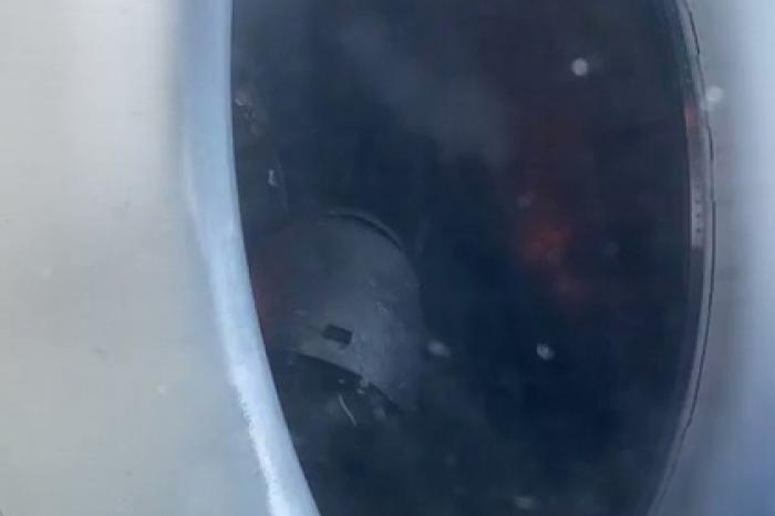 Пассажир снял разваливающийся во время рейса двигатель самолета