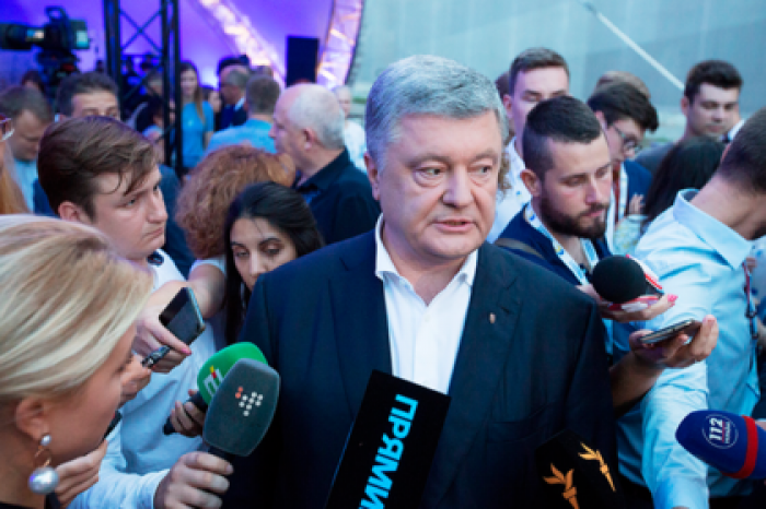 Порошенко атаковали на улице после часового допроса