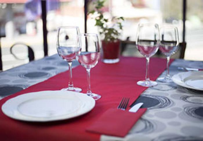 PROPRIETARII RESTAURANTELOR, ALARMAȚI DE DUBLAREA COTEI TVA PENTRU HORECA: „ALIMENTAȚIA PUBLICĂ VA LUCRA „PE SUB MASĂ”