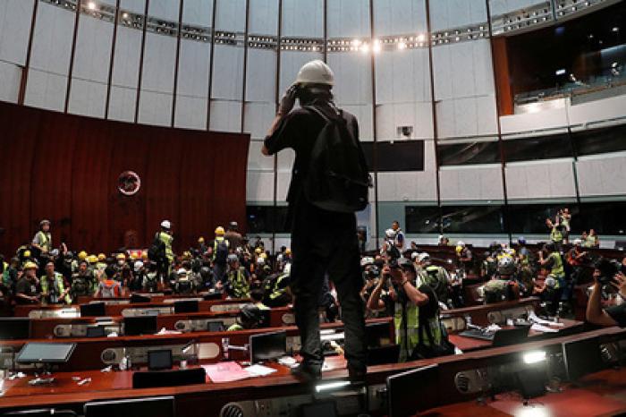 Протестующие в Гонконге взяли парламент штурмом