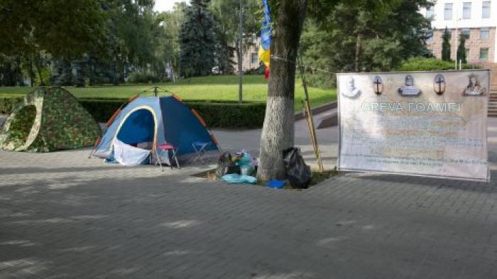 Протест у здания парламента завершился: манифестанты собрали палатки