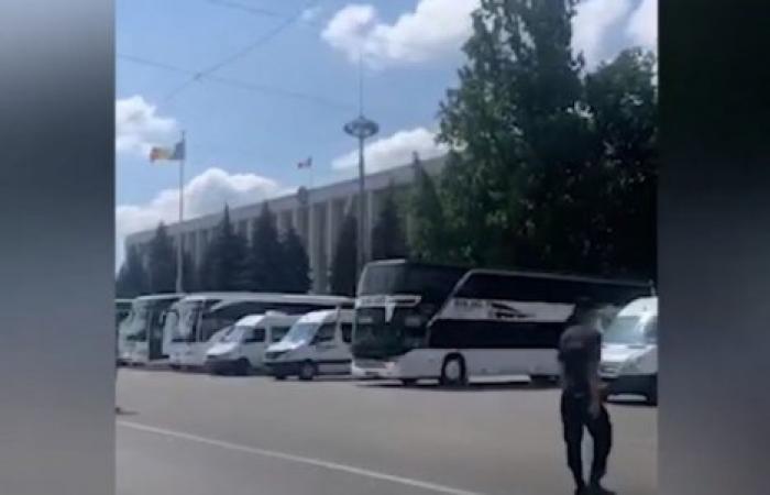 Работники транспортной компании вышли на протест в центре Кишинева