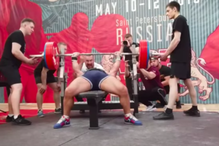 Россиянин поднял 272-килограммовую штангу и побил 33-летний рекорд