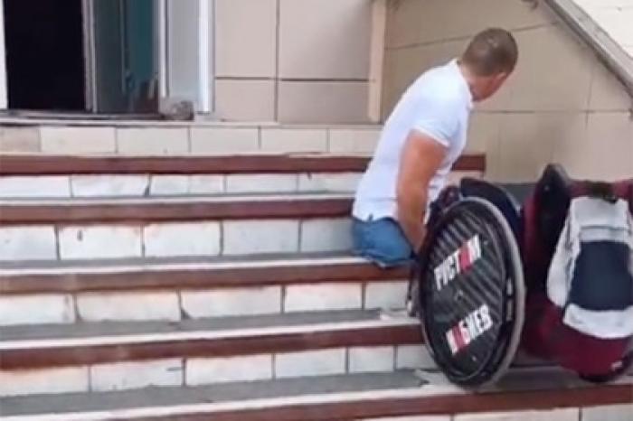 Россиянин в инвалидном кресле смог добраться до врача в клинике только на руках