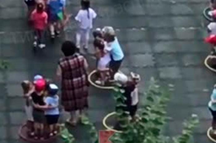 Российская воспитательница побила детей тряпкой, попала на видео и пожалела