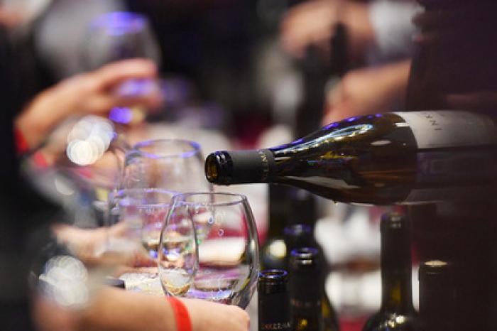 Российским чиновникам запретили пить иностранное вино