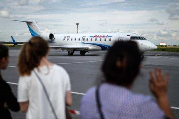 Российский самолет развернулся в небе из-за пробитого стекла