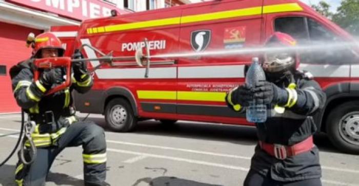 Румынские пожарные присоединились к популярному флешмобу