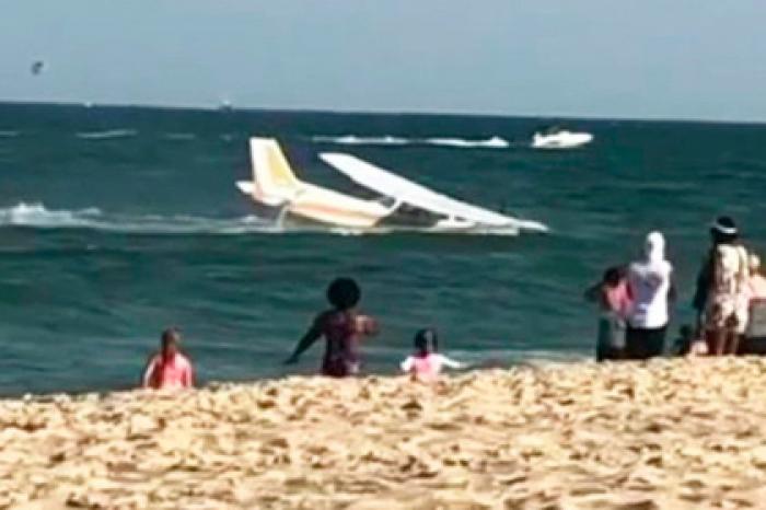 Самолет вышел из строя, рухнул в океан и попал на видео