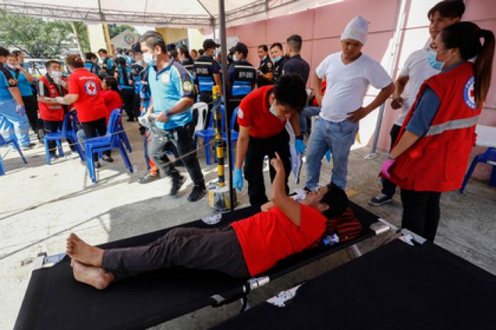 Сотни человек отравились на дне рождения вдовы диктатора