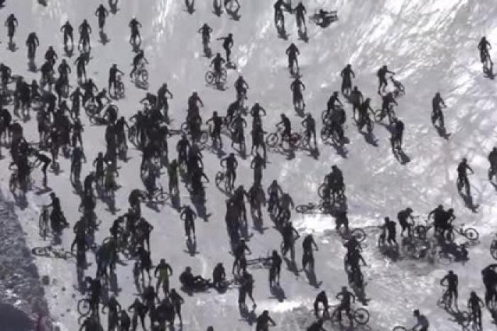Сотни велосипедистов съехали с «Адской горы» и устроили массовый завал