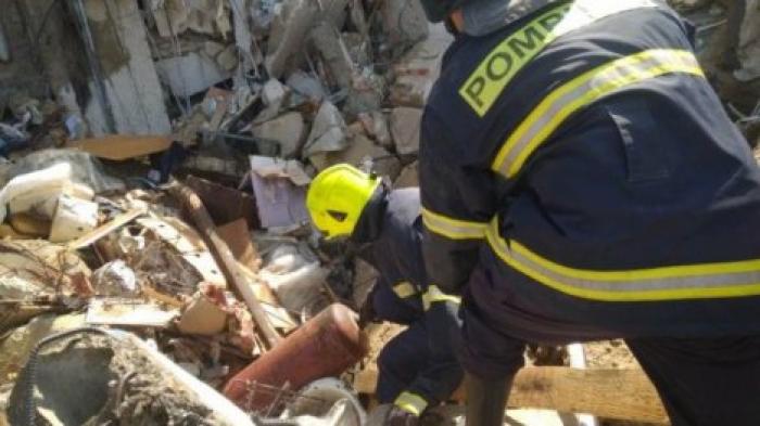 Спасатели вынесли два газовых баллона из рухнувшей многоэтажки в Атаках