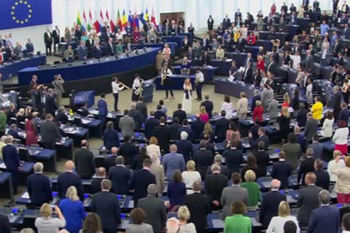 Сторонники Brexit повернулись спинами к залу во время исполнения гимна Евросоюза