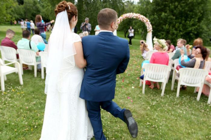 Свадьбы и похороны россиян оказались под угрозой