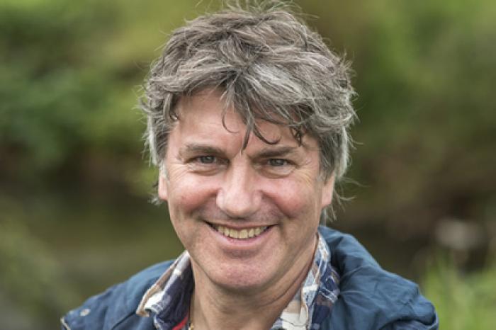 Телеведущий объявил себя представителем вымирающего вида из-за белой кожи