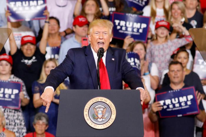 Трамп посмеялся над своим импичментом из-за оскорбления небелых женщин