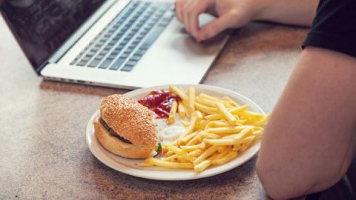 Ученые выяснили, почему жирная пища вызывает ожирение