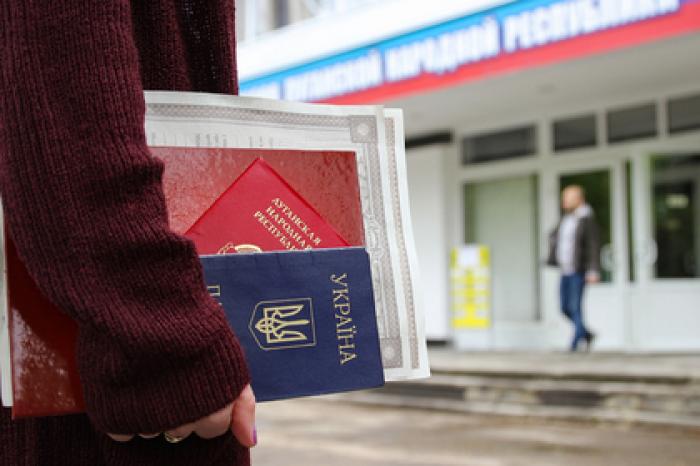 Украина засекретила свой ответ на выдачу российских паспортов в Донбассе