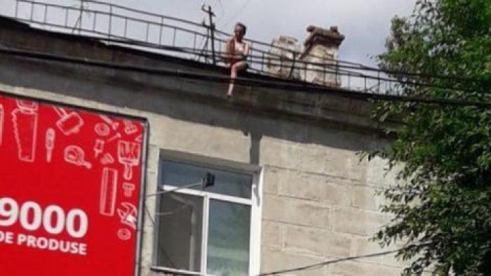 В Кишиневе девушка угрожает сбросится с крыши