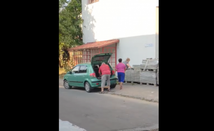 В Кишиневе неизвестные украли тротуарную плитку