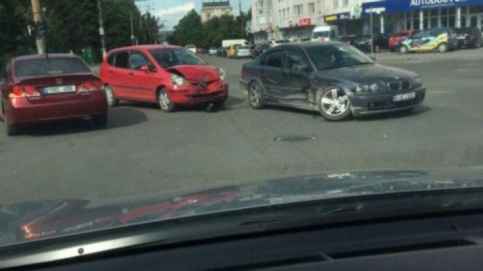 В Кишиневе произошла авария с участием трех машин