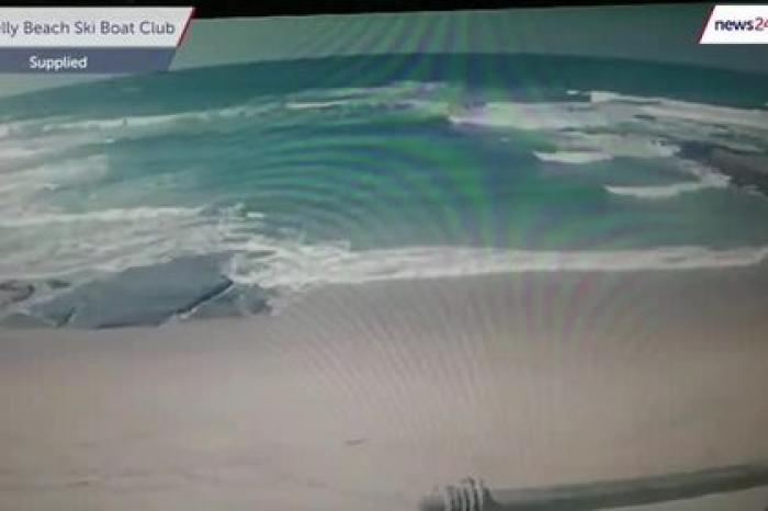 Водитель с улыбкой утопил свою машину в океане и попал на видео