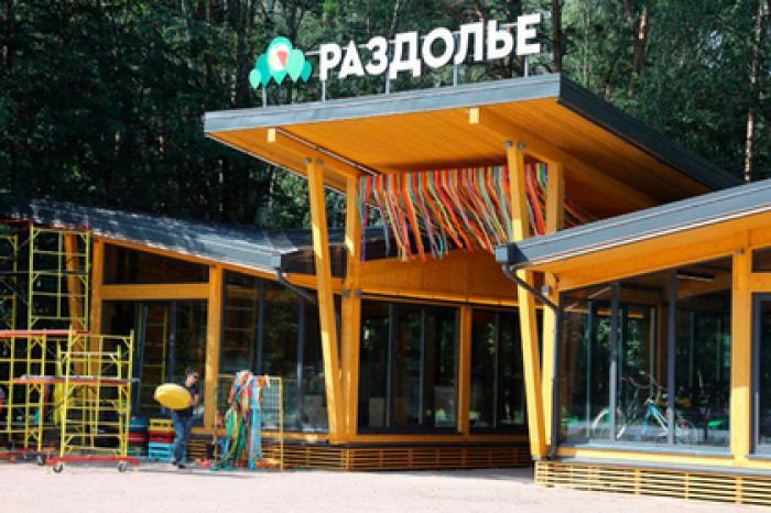 Воробьев и Бондарчук посетили модернизированный парк «Раздолье»