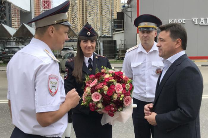 Воробьев поздравил инспекторов ДПС и получил в подарок браслет