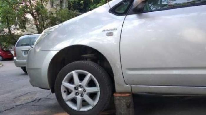 Воры разобрали на запчасти автомобиль, припаркованный на столичной улице Матей Басараб