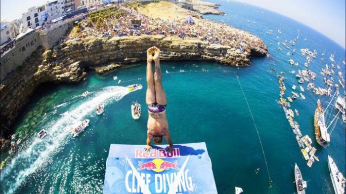 Впервые в истории Red Bull Cliff Diving Хант получил от судей все "десятки"