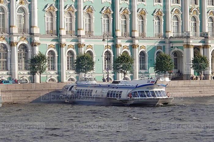 В Петербурге теплоход врезался в набережную