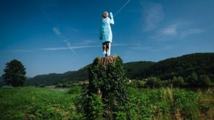 В Словении установили деревянный памятник Мелании Трамп