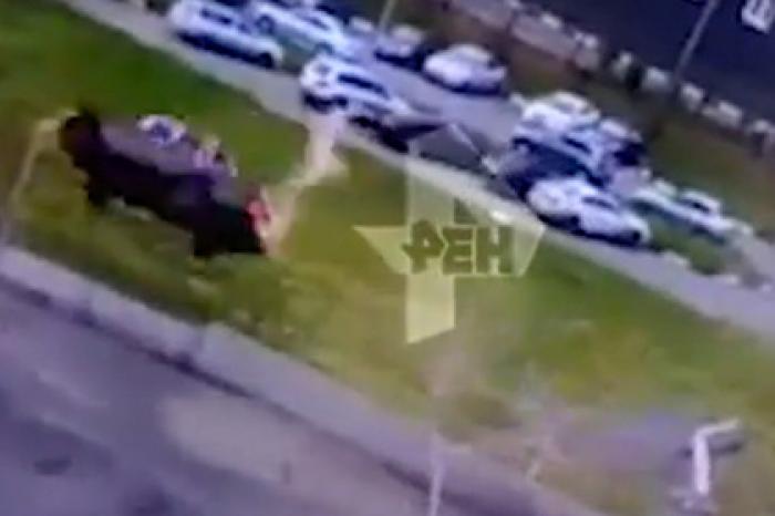 Выезжавший с парковки россиянин сделал два сальто на машине и сбежал