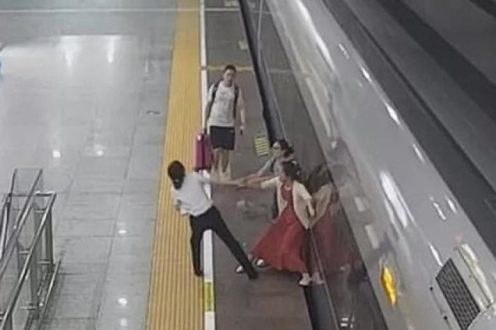 Женщина попыталась задержать скоростной поезд ногой