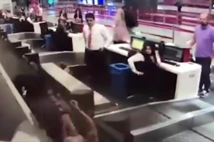 Женщина прокатилась на багажной ленте в аэропорту и попала на видео