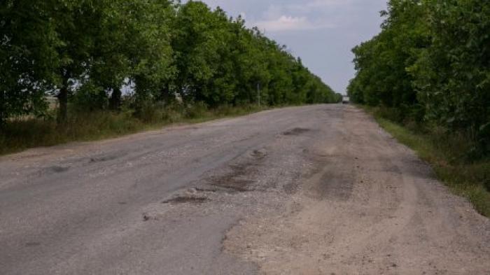 Жители Новоаненского района требуют отремонтировать дорогу, разрушенную грузовиками