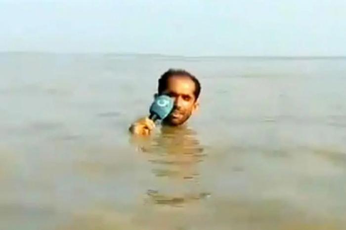 Журналист рискнул жизнью во время потопа ради эффектного репортажа