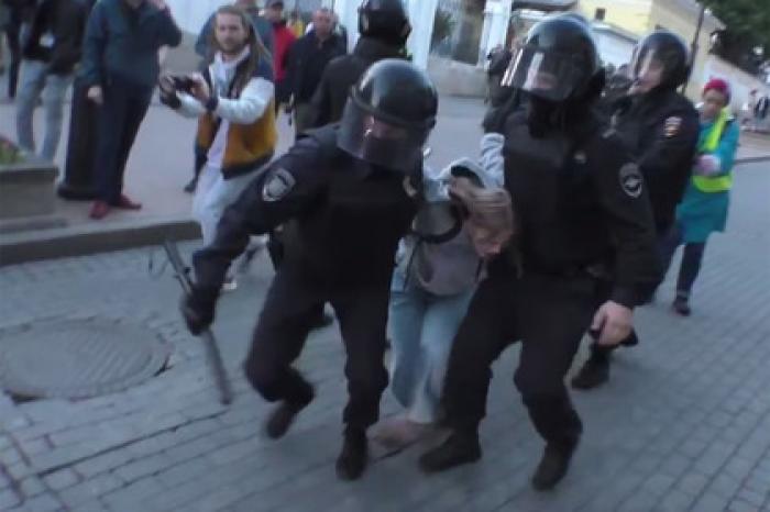 Адвокат избитой на митинге россиянки рассказал об административном деле