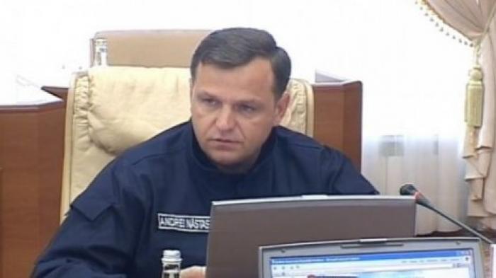 Андрей Нэстасе пришел на заседание правительства в костюме, похожем на полицейскую форму