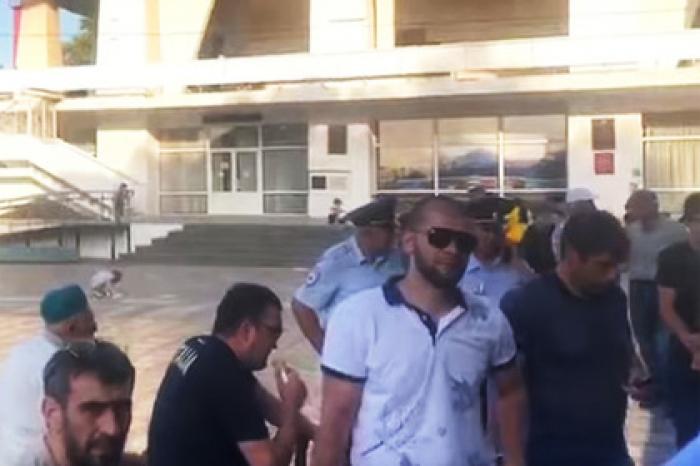 Дагестанцы вышли на улицу после слов Кадырова об имаме Шамиле