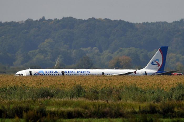 Экипаж севшего в поле под Москвой самолета записали во враги Украины