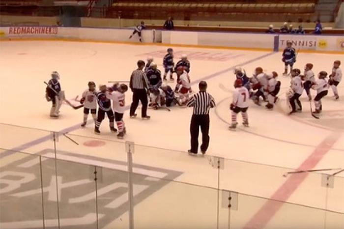Хоккейный матч на детском турнире обернулся массовой дракой