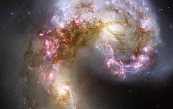 Hubble снял две галактики, разрывающие друг друга в клочья
