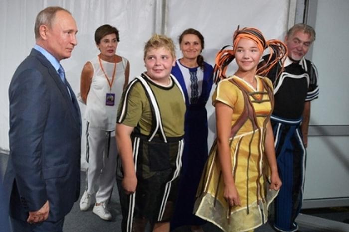 Юные актеры поскользнулись и упали на сцене перед Путиным